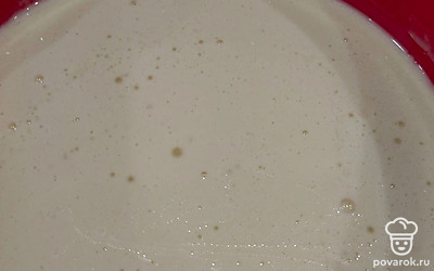 Просеять муку, тщательно перемешать, чтобы не было комочков. Влить оставшееся молоко, растительное масло, хорошо перемешать. 