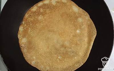 Сильно разогреть сковороду, смазать маслом. Выпекать тонкие блинчики. 