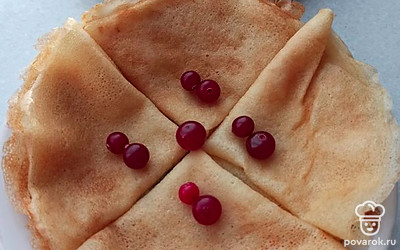 Подавайте блинчики со сметанной, сгущёнкой или ягодой. 