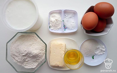 Приготовьте ацидофилин, стакан муки, яйца положите в тарелку. Масло налейте в стакан. Соду и специи насыпьте в отдельные тарелки.
