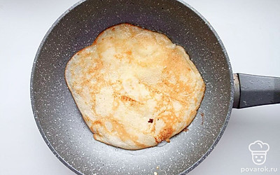 В миске соедините яйца, соль и сахар и ванилин. Добавьте ацидофилин и растительное масло. Насыпьте муку и соду. Перемешайте все до однородного состояния. Налейте тесто половником на разогретую сковороду, смазанную маслом, равномерно распределяя его по всей сковороде. Жарьте блинчики с двух сторон до румяности.