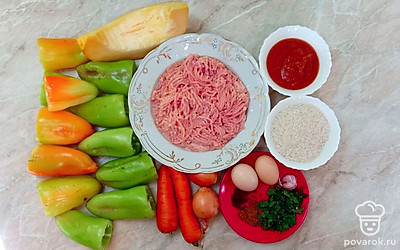 Рис заранее отварите до полуготовности. Морковь помойте. Перец помойте и отчистите от семян.