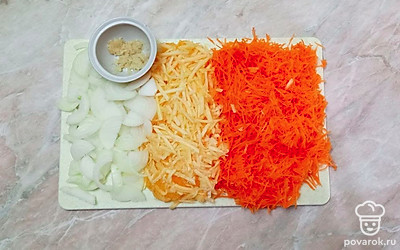 Почистите лук и нарежьте его полукольцами, а морковь и тыкву натрите на крупной терке. Чеснок пропустите через пресс.