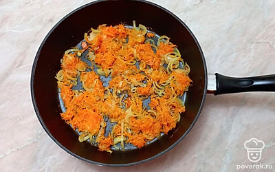 Лук, тыкву и морковь поджарьте на разогретой сковороде с добавлением подсолнечного масла.