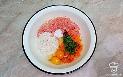 В миску положите фарш, соль, специи, рис, яйца и поджаренные овощи. Перемешайте и начините полученной смесью перец.