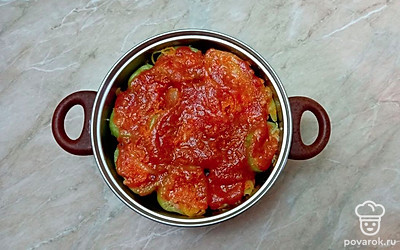 Сверху выложите часть поджаренных овощей и томатный соус. Добавьте воду, она должна быть немного ниже перца, примерно на 1.5-2 см. И варите на минимальном огне в течение 45-50 минут.