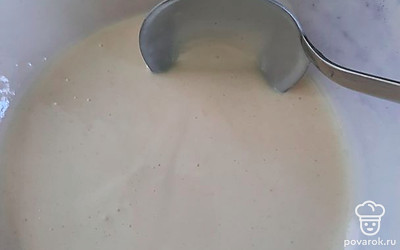 Смешайте яйцо, сахар, кефир и муку с разрыхлителем.