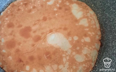 На разогретую с подсолнечным маслом сковороду налейте часть полученной смеси и распределите ее тонким слоем. Обжаривайте с двух сторон по 1 минуте.