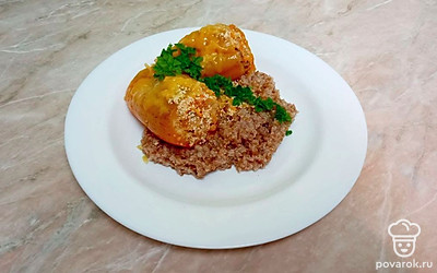 Подавайте фаршированный перец с гарниром по вашему выбору и сверху присыпьте перцы тёртым сыром и украсьте зеленью.