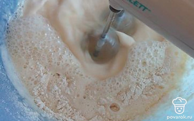 Вливаем кефир и тонкой струйкой кипяток, снова взбиваем.