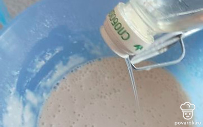 В тесто вливаем немного подсолнечного масла и перемешиваем.