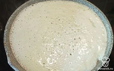 Выливаем тесто на сковородку и обжариваем. 