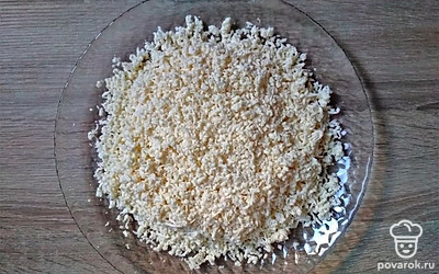 Брынзу натрите на мелкой терке или можете размять брынзу с помощью вилки. К измельченной брынзе добавьте мягкое сливочное масло, хорошо перемешайте в однородную массу. Добавьте к подготовленной массе 5 столовых ложек майонеза, перемешайте.