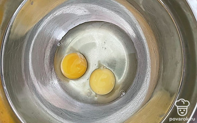 Разбейте два яйца.