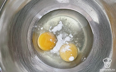 Добавьте соду, перемешайте.