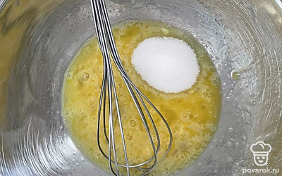 Добавьте соль и сахар.