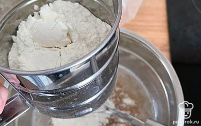Добавить муку, все хорошенько перемешать, чтобы не было комочков.