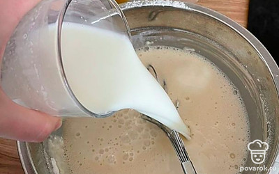 В конце добавляем стакан молока.