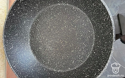 Разогреваем хорошо сковороду и смазываем небольшим количеством масла.