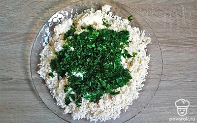 Промытую зелень укропа и петрушки с помощью острого ножа мелко измельчите, чеснок пропустите через пресс, добавьте нарубленную зелень и чеснок к подготовленной массе. Все тщательно перемешайте, посолите и поперчите по-своему вкусу.