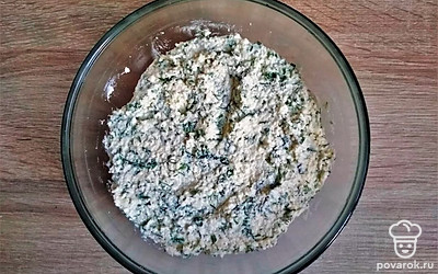 Такую готовую начинку можете намазать на хлеб, предварительно обжаренный на оливковым масле или запеченный в духовке примерно 3-5 минут или намажьте на готовые тосты. Также используйте е е как начинку для лавашей или блинчиков. Но выкладывайте подготовленную начинку на хлеб непосредственно перед самой подачей, чтобы хлеб не стал мягким.