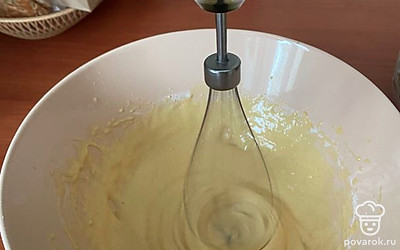 Смешайте ингредиенты с помощью венчика или миксера. Тесто должно получиться жидкое, но не как вода. При необходимости можно добавить ещё муки.