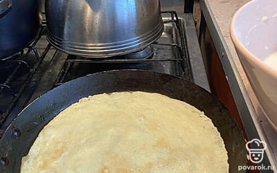 Разогрейте сковороду на среднем огне, добавьте масло и подождите, пока нагреется. Выпекайте, переворачивая. После того, как блинчик приготовится, выложите на тарелку и немного смажьте края сливочным маслом.