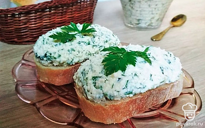 Готовую закуску намазанную на поджаренный хлеб подавайте к столу для л егкого перекуса. Или подайте в качестве начинки для блинов или оладий.