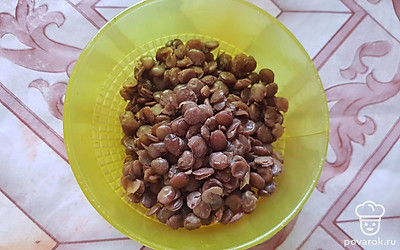 Сварите чечевицу в воде в соотношении 1:2 в течение часа. 