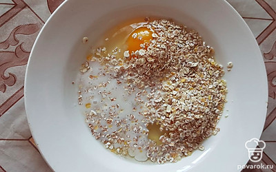 В миске взбейте вилкой яйца и добавьте к ним молоко и злаковые хлопья. Оставьте блинную смесь на 10 минут. 