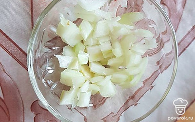 Репчатый лук мелко порежьте. 