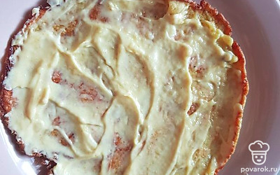 На смазанную маслом сковороду вылейте блинную смесь и жарьте овсяноблин с каждой стороны по 6 минут. Готовый овсяноблин переложите на тарелку и смажьте его майонезом по всей поверхности. 