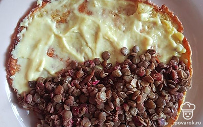 На одну половину овсяноблина выложите чечевицу. 