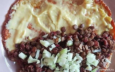 Далее выложите нарезанный лук. 