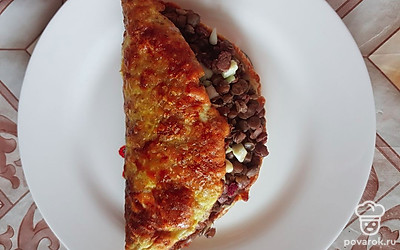 Накройте овсяноблин второй половиной и переложите его на сервировочную тарелку. Овсяноблин с чечевицей готов!