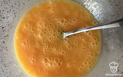 Смешать яйца с сахаром и солью.