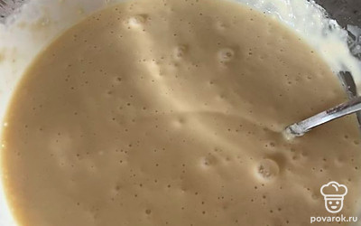 Добавить молоко и муку, перемешать, должна получиться густая масса без комочков.