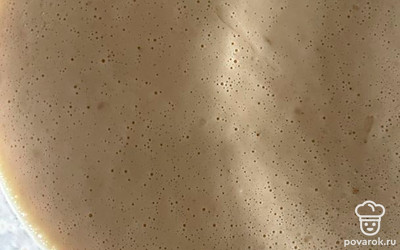 В кипяток вмешать соду и постепенно добавить в тесто, так же добавить 2 столовых ложки подсолнечного масла и дать тесту немного постоять (5минут). Тесто покроется пузырьками и станет воздушным за счёт соды.