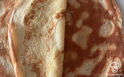 Хорошо разогреть сковороду и жарить блины на среднем огне с двух сторон буквально по минуте. Блинчики получаются мягкими и пышными. Приятного аппетита!