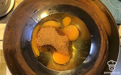 Яйца взбить с сахаром и солью. 