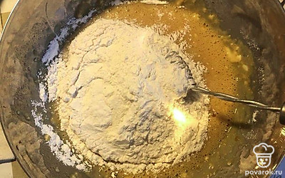 Добавить муку и воду, вымешать, чтобы не было комочков.