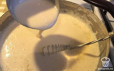 Влить молоко и снова хорошенько вымешать, добавить масло в само тесто.