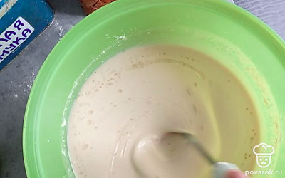 Быстро ввести яйца, соль, соду, сахар, венчик не останавливается. Добавляем частями муку.