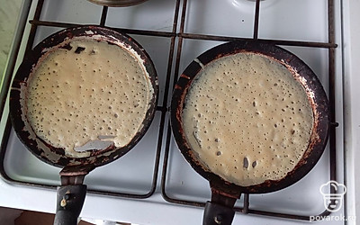 Когда консистенция станет как жидкая сметана, добавляем масло, перемешиваем. Выпекаем на раскаленной сковороде. Можно смазывать маслом.