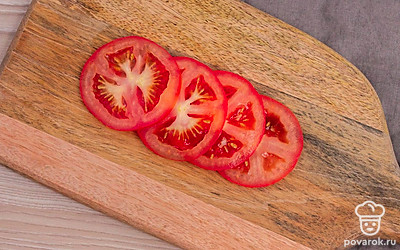 Помидор нарежьте кольцами.