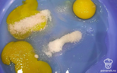 Яйца взбить с сахаром и солью. 