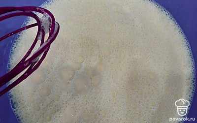 Добавить молоко, перемешать. 