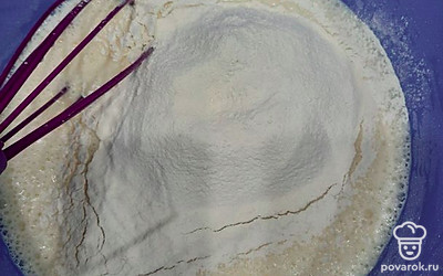 Далее добавить муку с разрыхлителем и тщательно перемешать. 