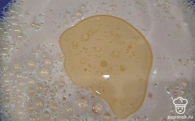 После этого, не переставая помешивать вливаем кипяток и интенсивно перемешиваем. Добавляем растительное масло и даём тесту отдохнуть 10-15 минут. 