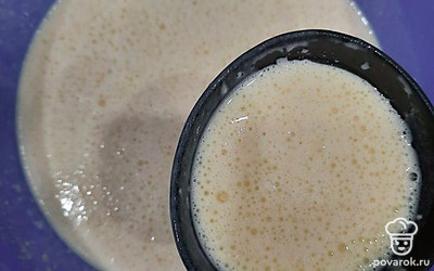 Готовое тесто, порционно, отмеряя половником, наливаем на раскаленную и смазанную маслом сковороду. 